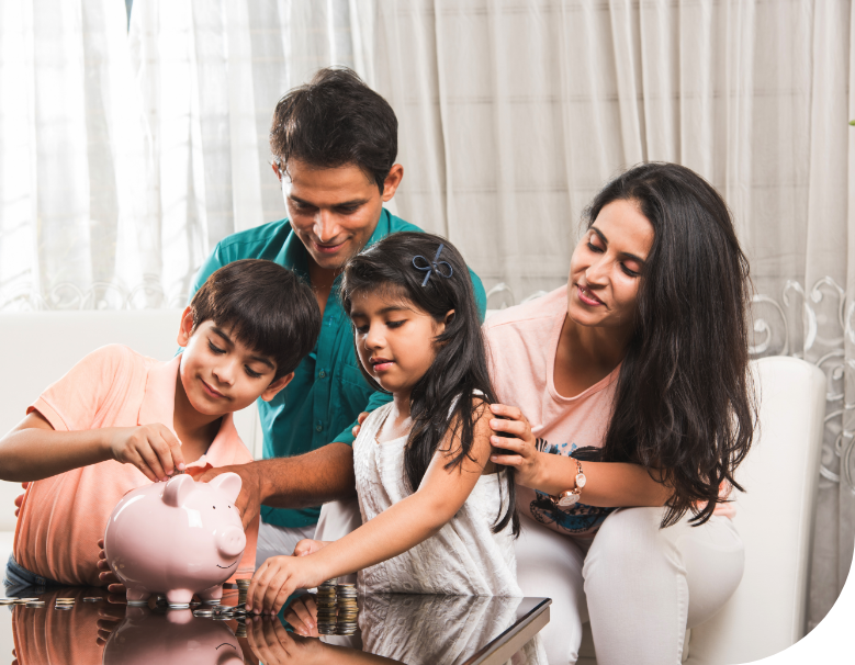 Familia ahorrando en la Cooperativa 23 de Julio